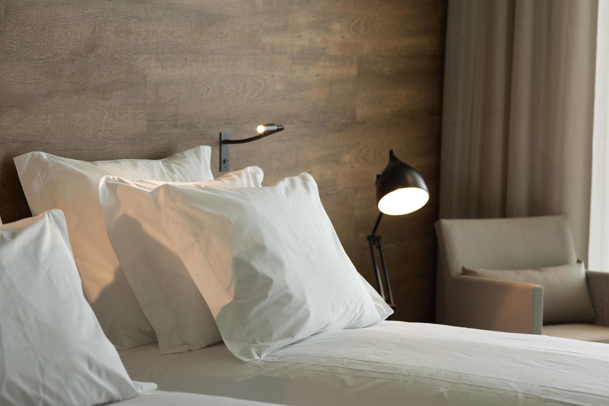 Octant Ponta Delgada Hotel Exterior foto A bed with pillows