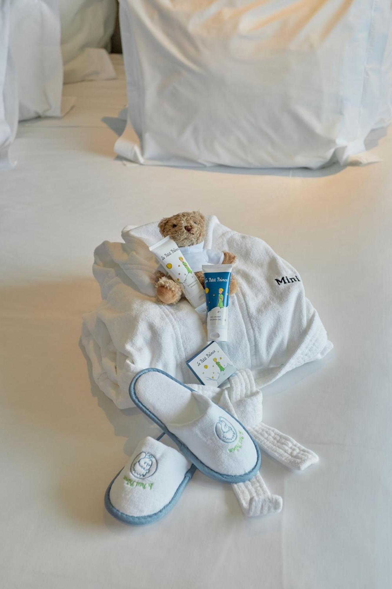Octant Ponta Delgada Hotel Exterior foto A bathrobe and toiletries